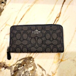 Coach Wallet. Gray and Black with silver zipper and logo 🖤